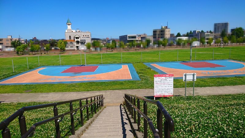 防災公園のバスケットのコート